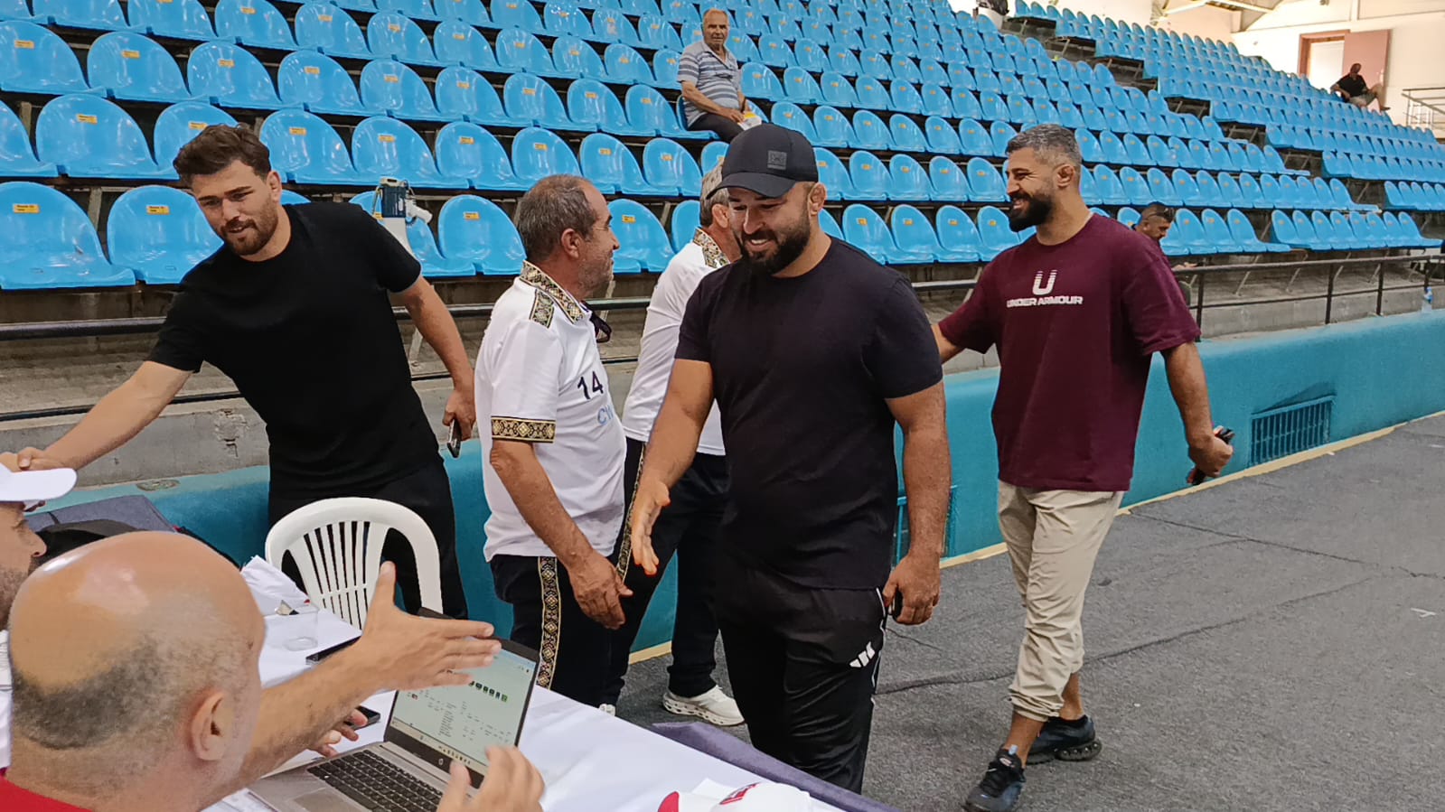 Edirne’de er meydanı için geri sayım sürerken, geçtiğimiz yılın Kırkpınar şampiyonu ve lig lideri başpehlivan Orhan Okulu, iddialı açıklamalarıyla şehre ayak bastı.